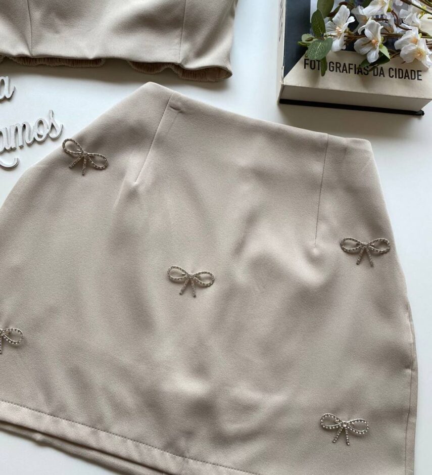 Conjunto Feminino Cropped com Bojo e Short Saia com Broche Cru - Fernanda Ramos Store