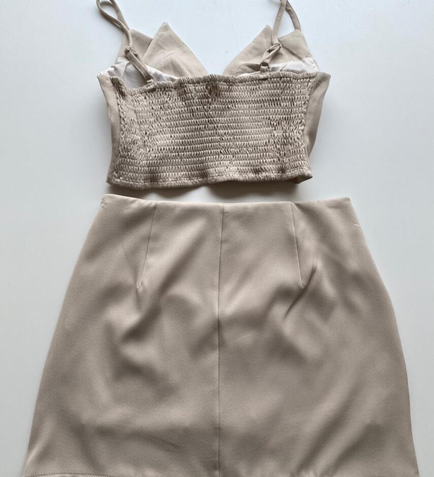 Conjunto Feminino Cropped com Bojo e Short Saia com Broche Cru - Fernanda Ramos Store