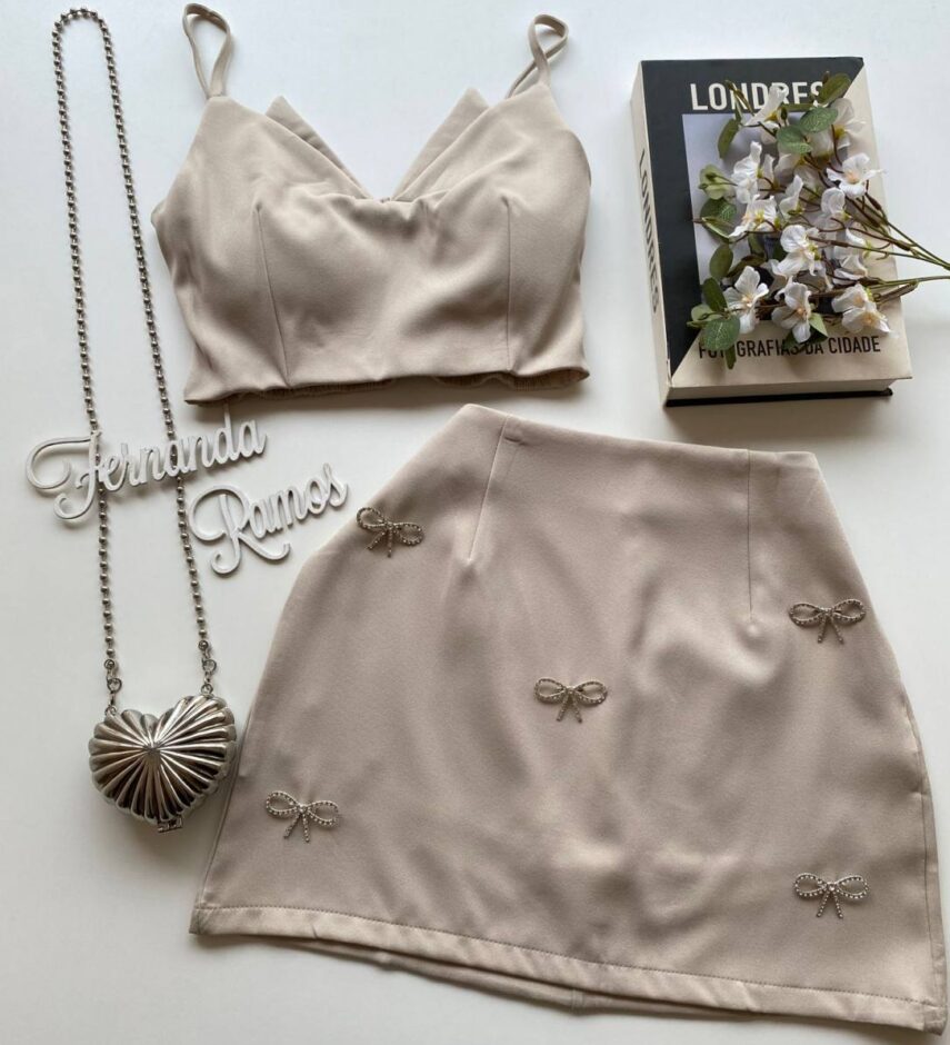 Conjunto Feminino Cropped com Bojo e Short Saia com Broche Cru - Fernanda Ramos Store