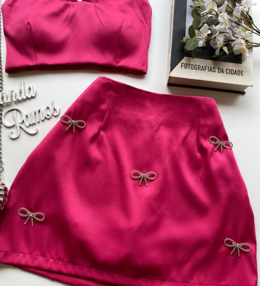 Conjunto Feminino Cropped com Bojo e Short Saia com Broche Pink - Fernanda Ramos Store