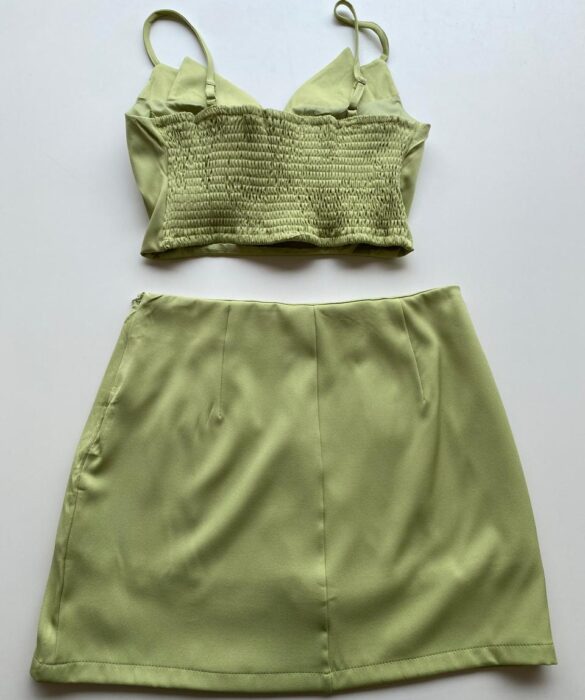 Conjunto Feminino Cropped com Bojo e Short Saia com Broche Verde - Fernanda Ramos Store