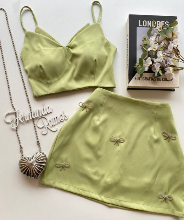 Conjunto Feminino Cropped com Bojo e Short Saia com Broche Verde - Fernanda Ramos Store