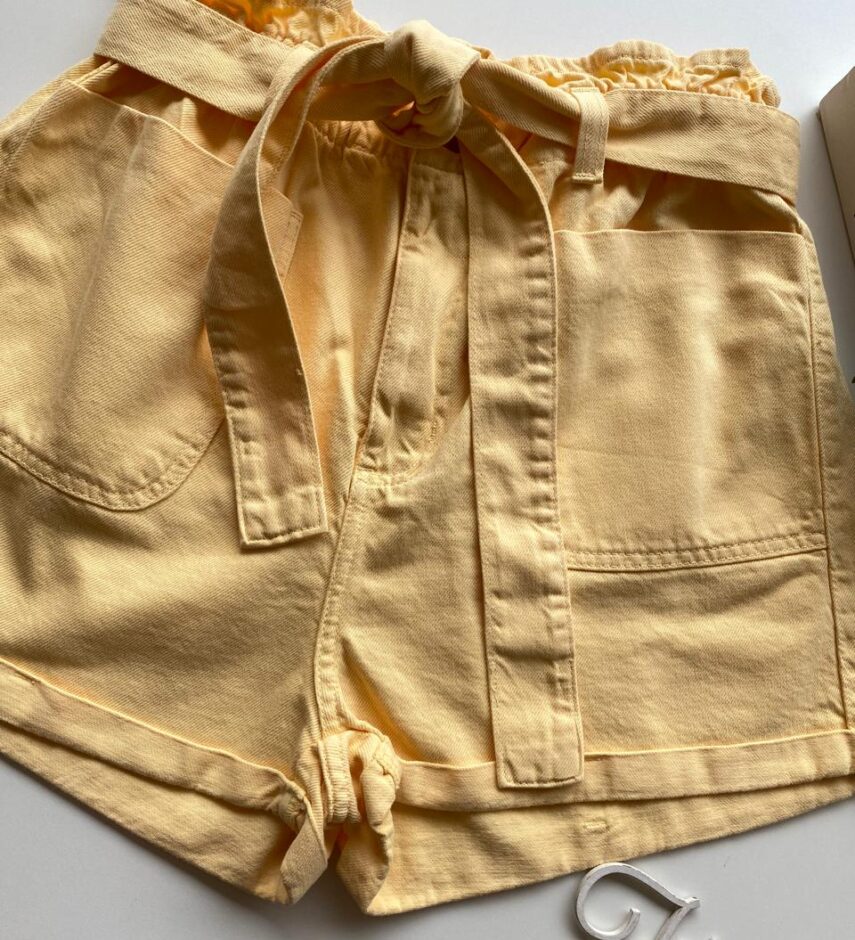 Short Feminino Clochard com Amarração Sarja Amarelo - Fernanda Ramos Store