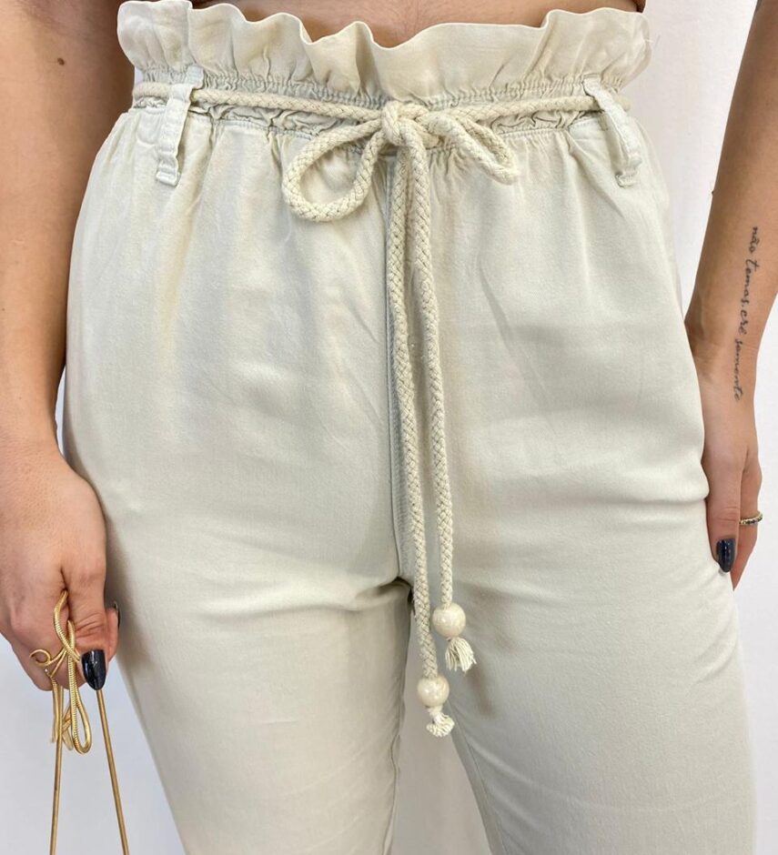 Calça Feminina Clochard Cropped com Cinto Liocel Cru - Fernanda Ramos Store