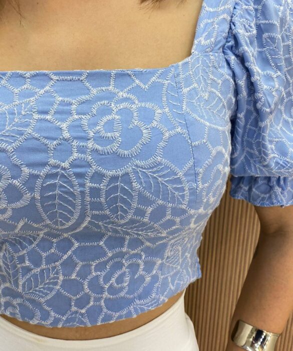 Cropped Feminino com Bojo Manga Bufante e Lastex Azul com Bordado Floral - Fernanda Ramos Store