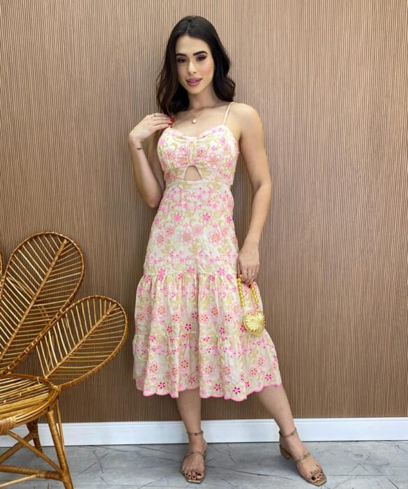 Vestido Midi com Bojo e Abertura Bege Bordado Pink Flour - Fernanda Ramos Store