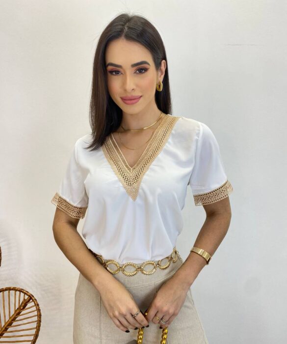 Blusa Feminina Manga Curta com Detalhe em Guipir Branca - Fernanda Ramos Store