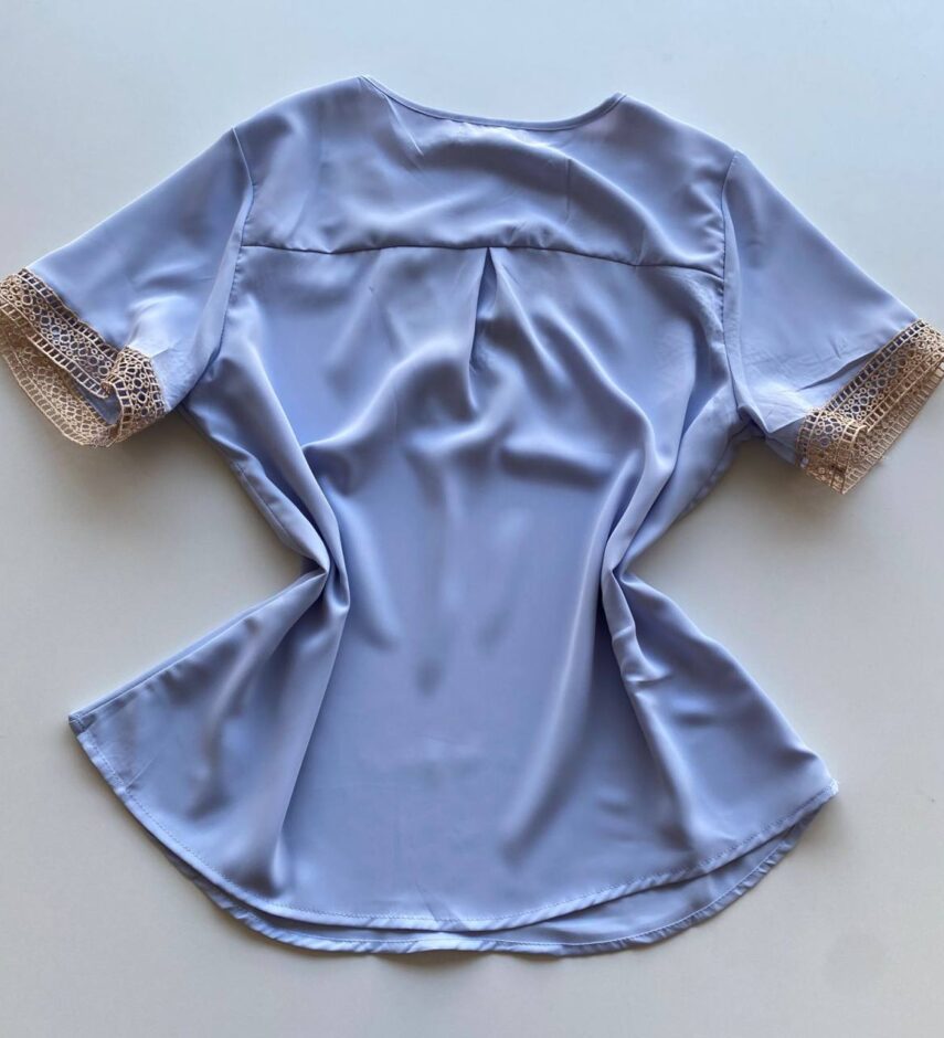 Blusa Feminina Manga Curta com Detalhe em Guipir Lilás - Fernanda Ramos Store