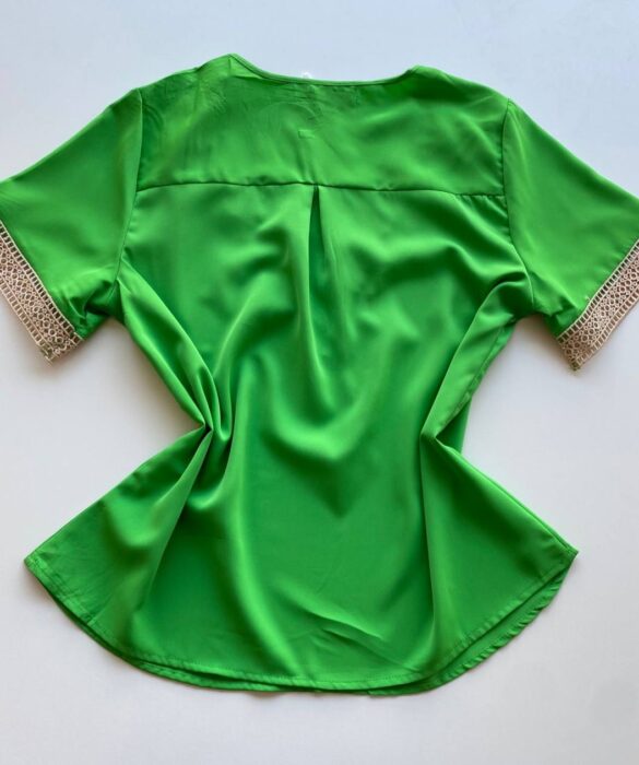 Blusa Feminina Manga Curta com Detalhe em Guipir Verde - Fernanda Ramos Store