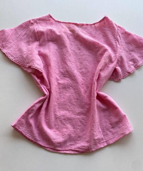 Blusa Feminina Manga Curta Lara com Detalhe Bordado Rosa - Fernanda Ramos Store