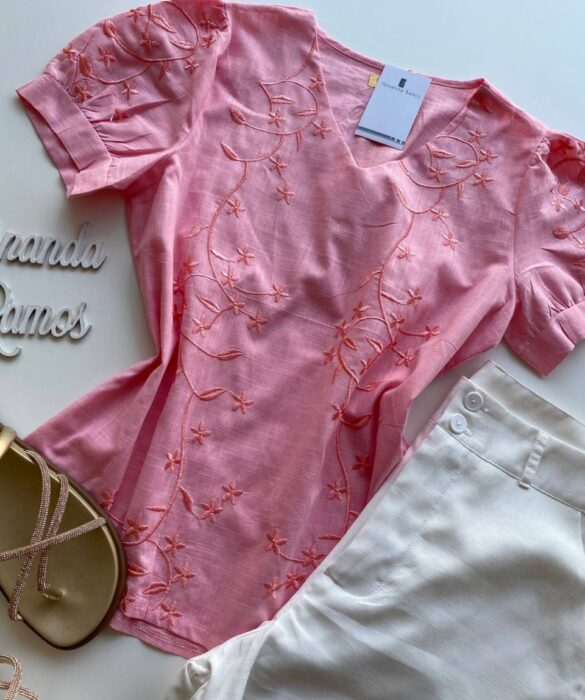 Blusa Feminina Manga Curta Maitê com Detalhe Bordado Rosa - Fernanda Ramos Store