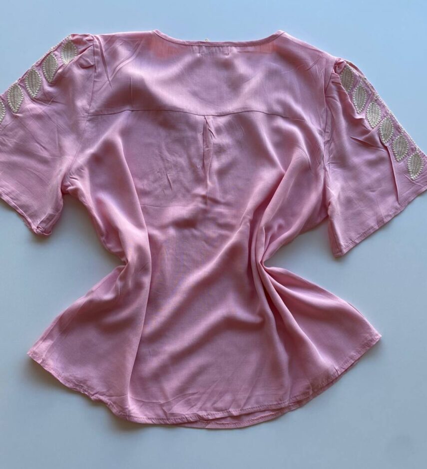 Blusa Feminina Sophia Manga Curta com Detalhe Bordado Rosa - Fernanda Ramos Store