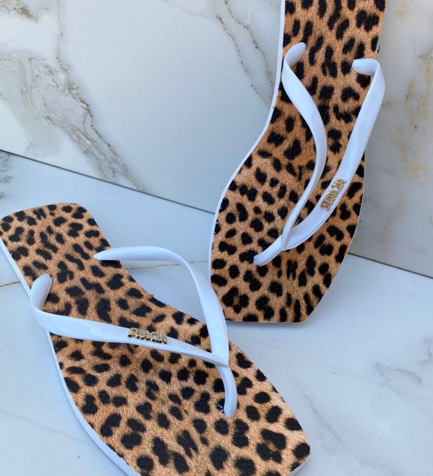 Chinelo Branco Animal Print com Correia Fina - Fernanda Ramos Store
