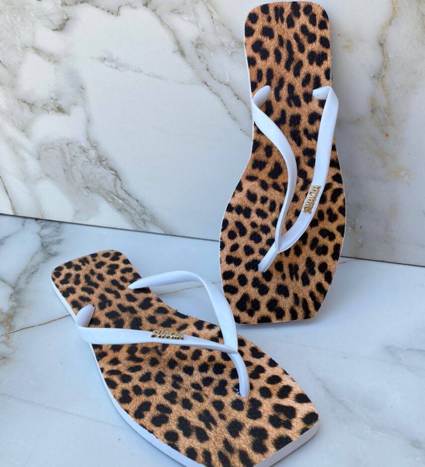 Chinelo Branco Animal Print com Correia Fina - Fernanda Ramos Store