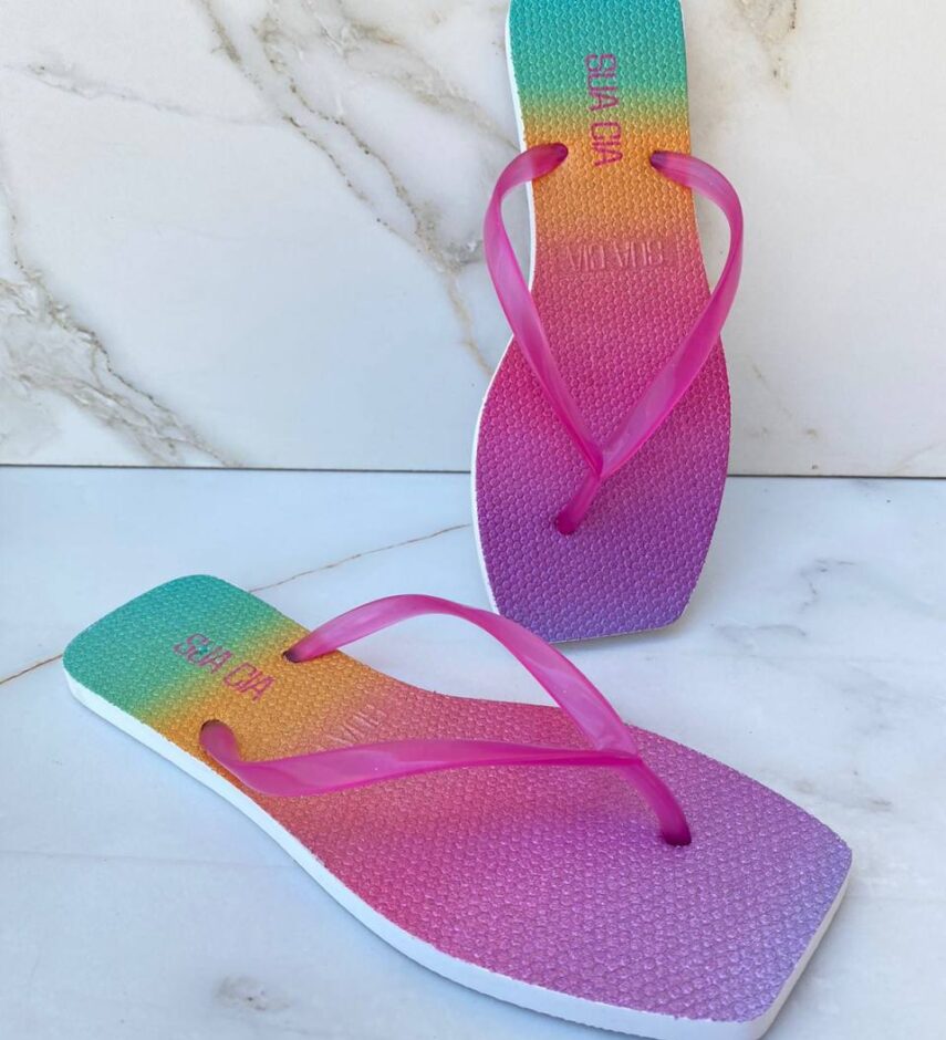 Chinelo Branco Aurora Boreal com Correia Fina Fúcsia - Fernanda Ramos Store