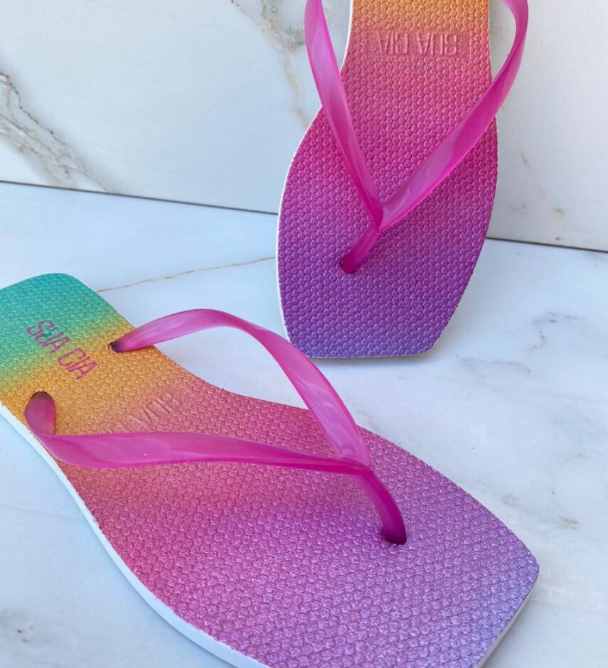 Chinelo Branco Aurora Boreal com Correia Fina Fúcsia - Fernanda Ramos Store