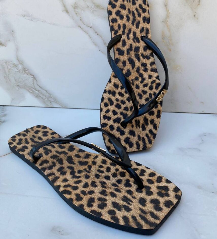 Chinelo Preto Animal Print com Correia Fina - Fernanda Ramos Store