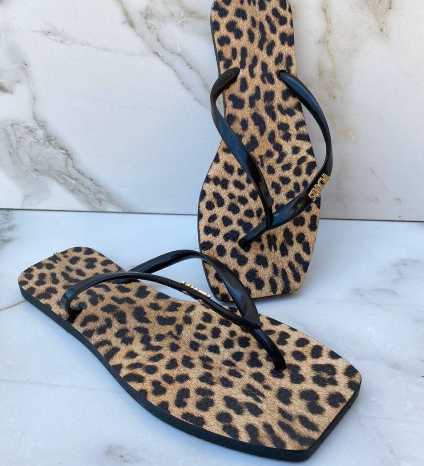 Chinelo Preto Animal Print com Correia Fina - Fernanda Ramos Store