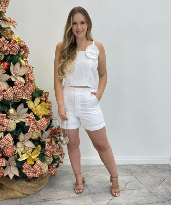 Conjunto Feminino Cropped sem Bojo com Broche de Flor e Short Branco - Fernanda Ramos Store