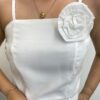 Conjunto Feminino Cropped sem Bojo com Broche de Flor e Short Branco - Fernanda Ramos Store