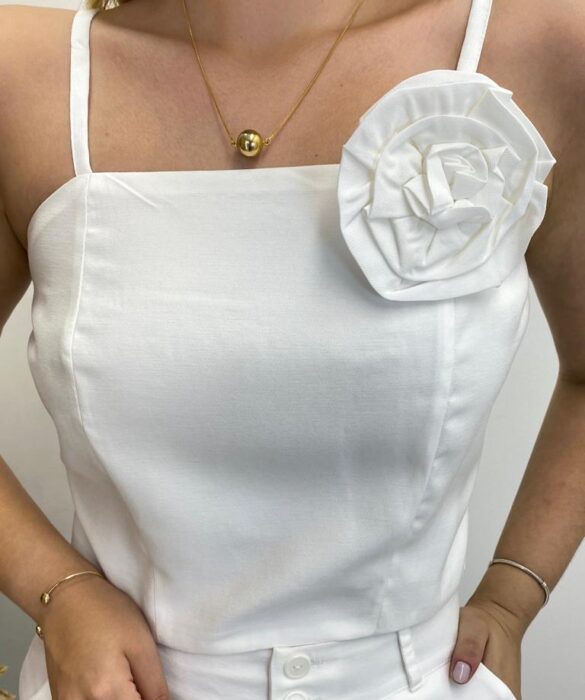 Conjunto Feminino Cropped sem Bojo com Broche de Flor e Short Branco - Fernanda Ramos Store