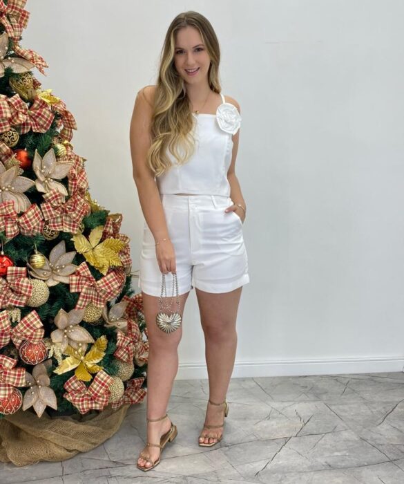 Conjunto Feminino Cropped sem Bojo com Broche de Flor e Short Branco - Fernanda Ramos Store