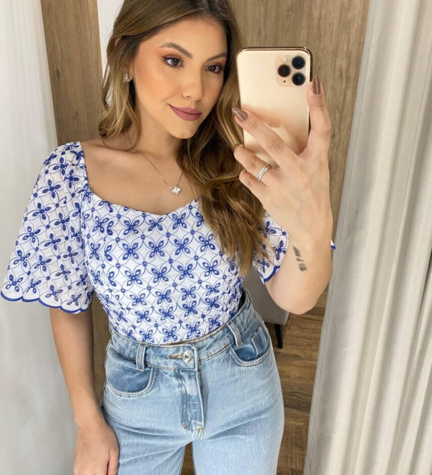 Cropped Feminino com Bojo de Laise Branco Bordado de Azul - Fernanda Ramos Store