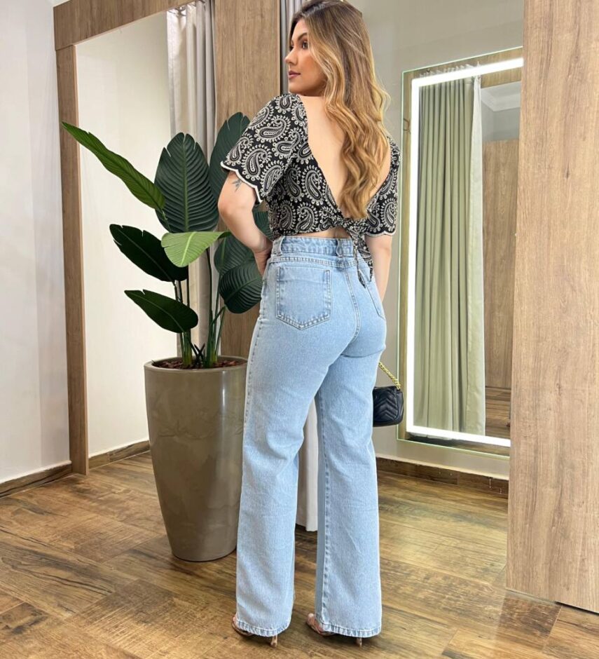 Cropped Feminino com Bojo e Amarração Atrás Preto Bordado - Fernanda Ramos Store