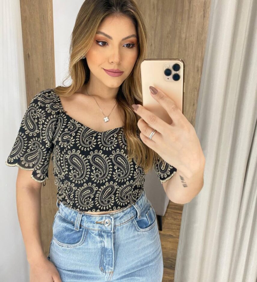 Cropped Feminino com Bojo e Amarração Atrás Preto Bordado - Fernanda Ramos Store