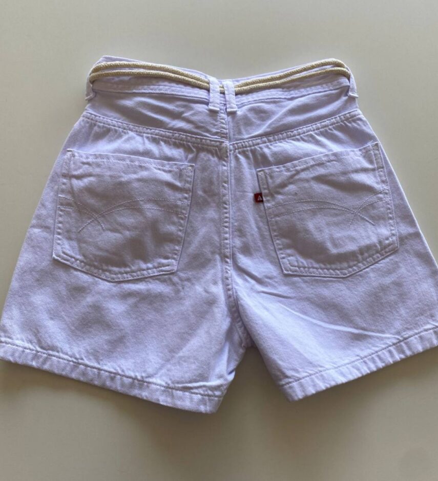 Short Feminino Sarja Boyfriend Alto com Cinto Branco - Fernanda Ramos Store