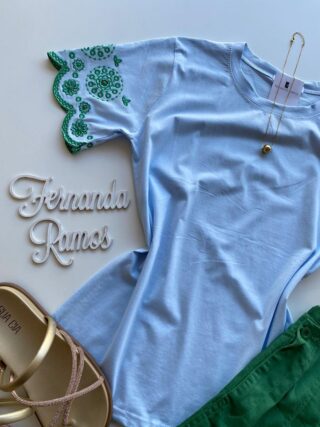 T-shirt Manga Curta Feminina Azul Bebê com Detalhe Bordado Verde - Fernanda Ramos Store