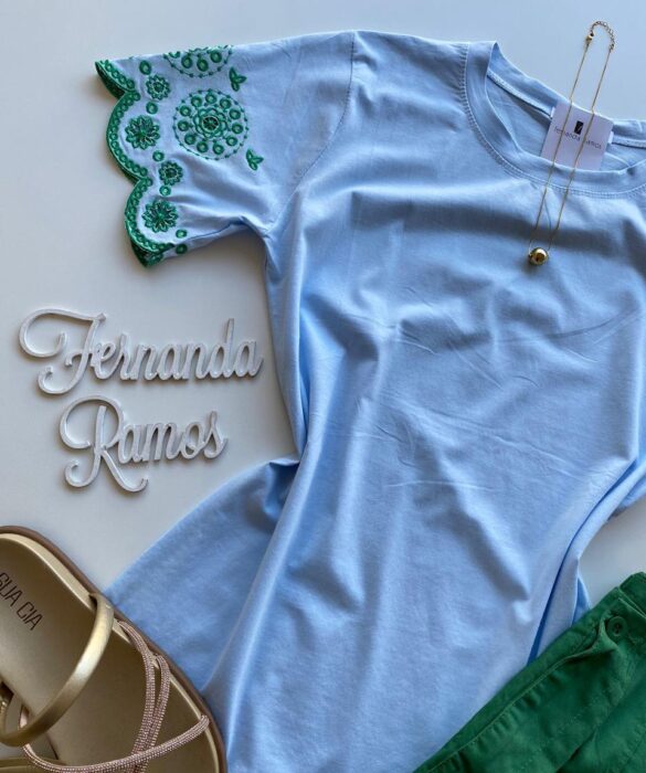 T-shirt Manga Curta Feminina Azul Bebê com Detalhe Bordado Verde - Fernanda Ramos Store