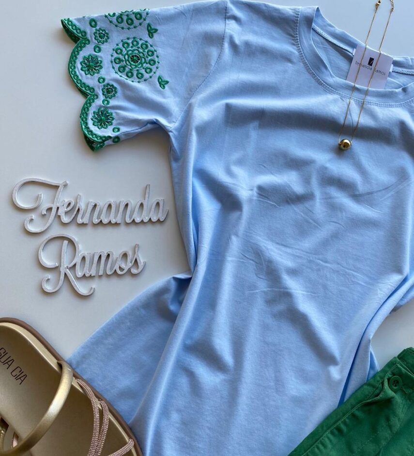 T-shirt Manga Curta Feminina Azul Bebê com Detalhe Bordado Verde - Fernanda Ramos Store