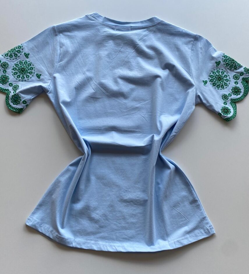 T-shirt Manga Curta Feminina Azul Bebê com Detalhe Bordado Verde - Fernanda Ramos Store