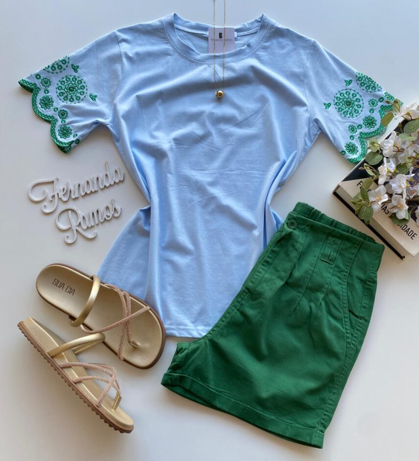 T-shirt Manga Curta Feminina Azul Bebê com Detalhe Bordado Verde - Fernanda Ramos Store