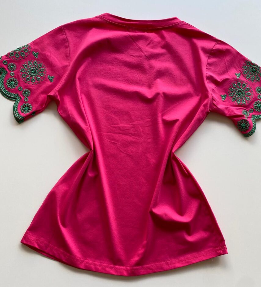 T-shirt Manga Curta Feminina Pink com Detalhe Bordado Verde - Fernanda Ramos Store