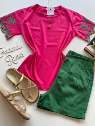 T-shirt Manga Curta Feminina Pink com Detalhe Bordado Verde - Fernanda Ramos Store