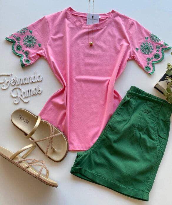 T-shirt Manga Curta Feminina Rosa Bebê com Detalhe Bordado Verde - Fernanda Ramos Store