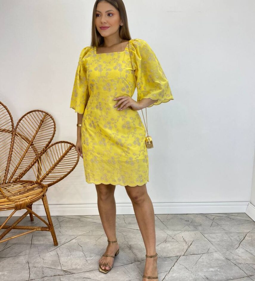 Vestido Curto sem Bojo Amarelo com Amarração Atrás Bordado Floral - Fernanda Ramos Store