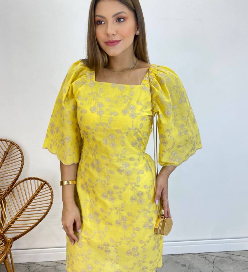 Vestido Curto sem Bojo Amarelo com Amarração Atrás Bordado Floral - Fernanda Ramos Store