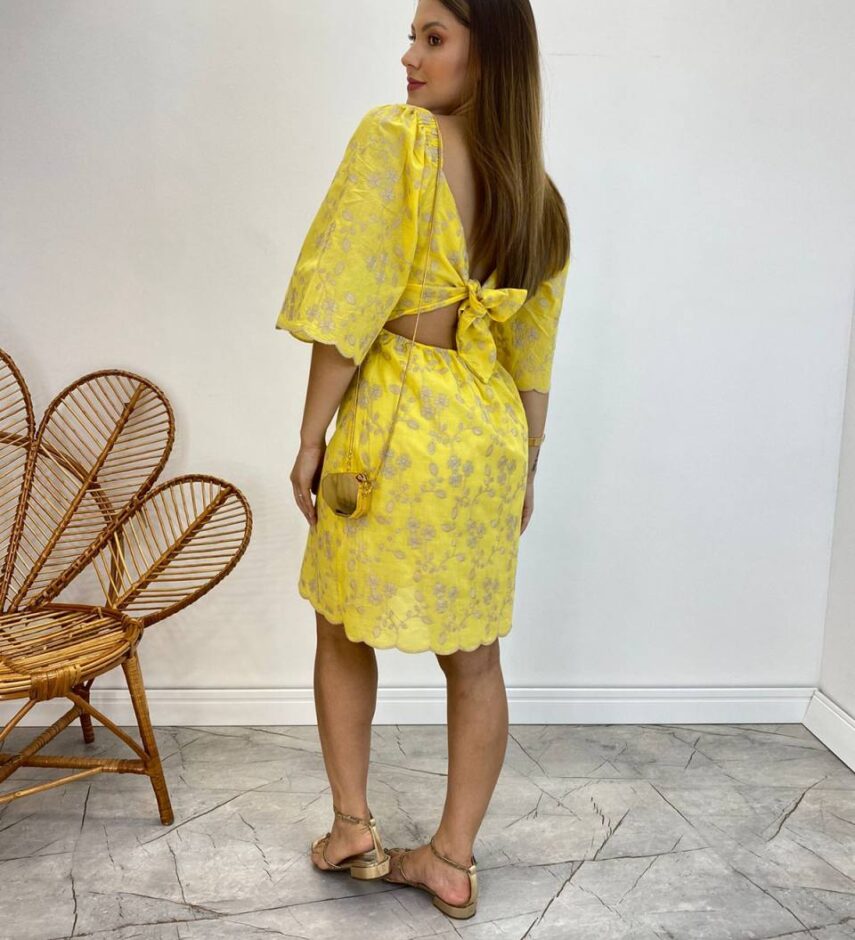 Vestido Curto sem Bojo Amarelo com Amarração Atrás Bordado Floral - Fernanda Ramos Store