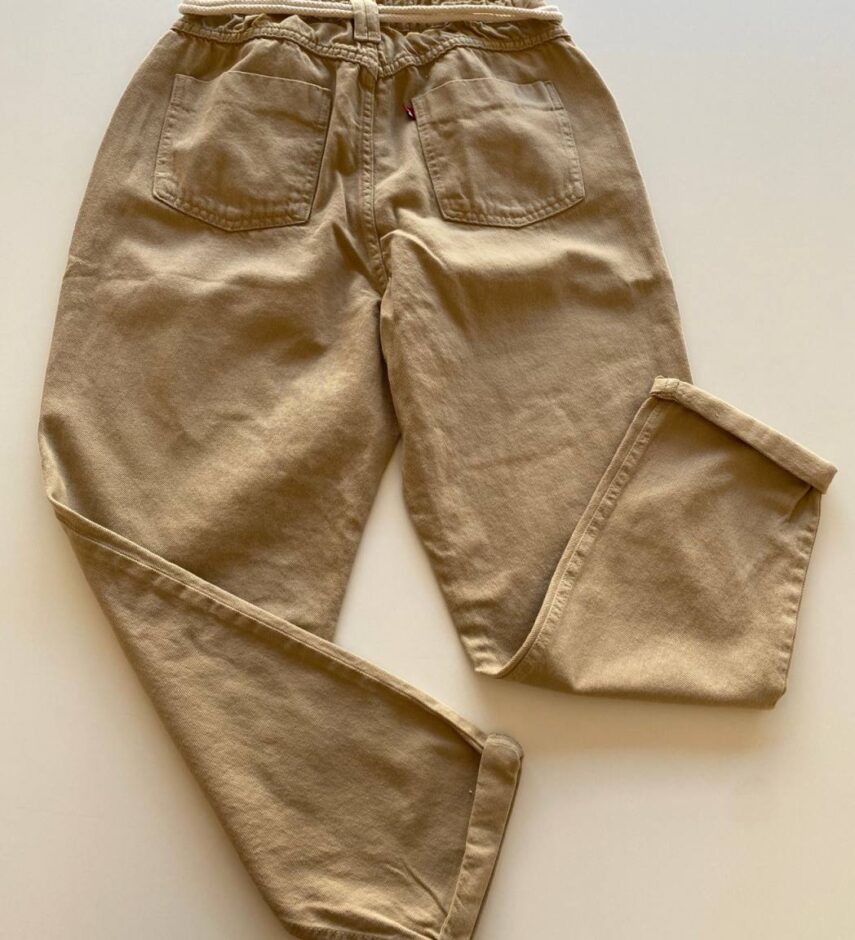 Calça Feminina Mom Clochard com Cinto Sarja Bege - Fernanda Ramos Store