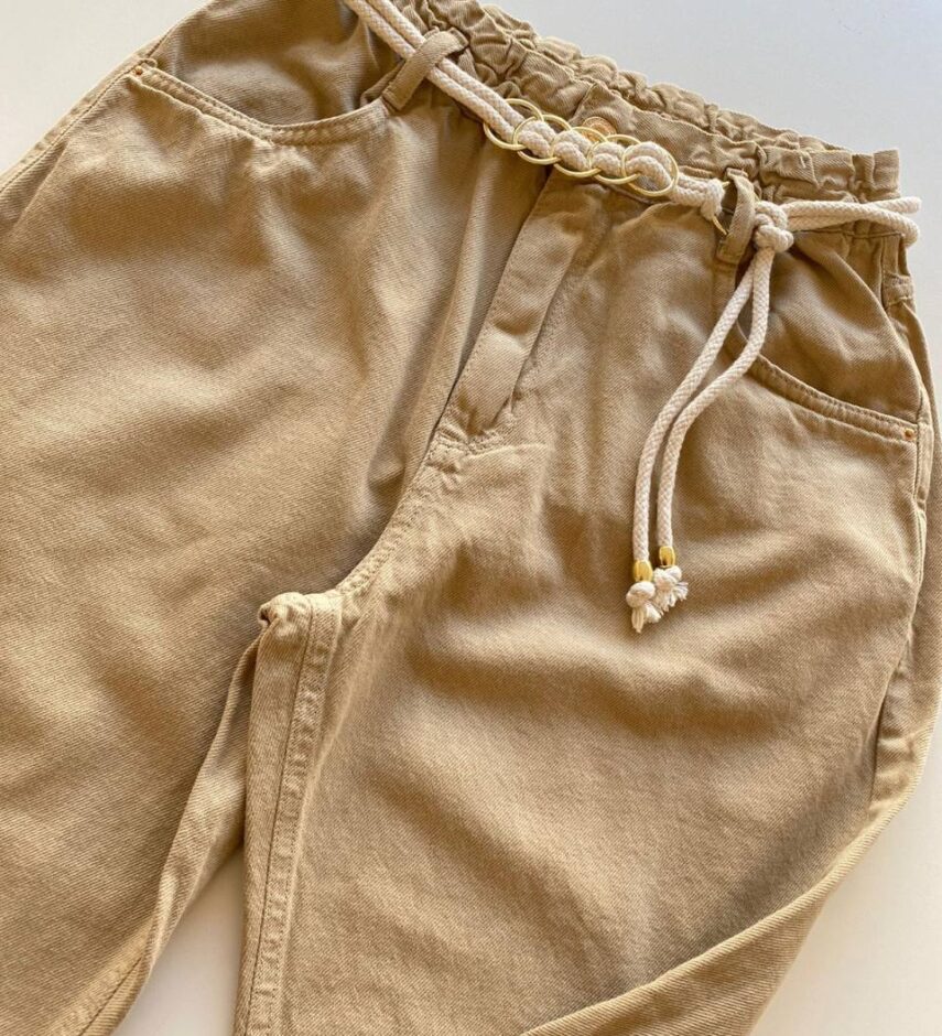 Calça Feminina Mom Clochard com Cinto Sarja Bege - Fernanda Ramos Store