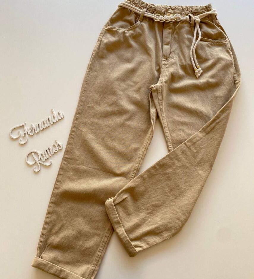 Calça Feminina Mom Clochard com Cinto Sarja Bege - Fernanda Ramos Store