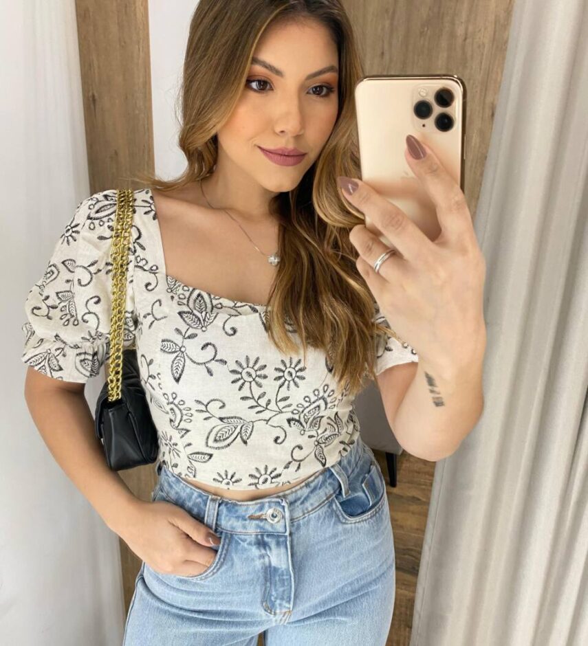 Cropped Feminino com Bojo Manga Bufante e Lastex Estampado de Preto - Fernanda Ramos Store