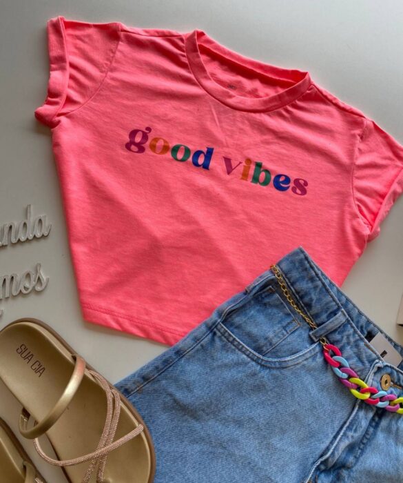 Cropped Feminino Manga Curta Good Vibes Rosa Neon - Fernanda Ramos Store