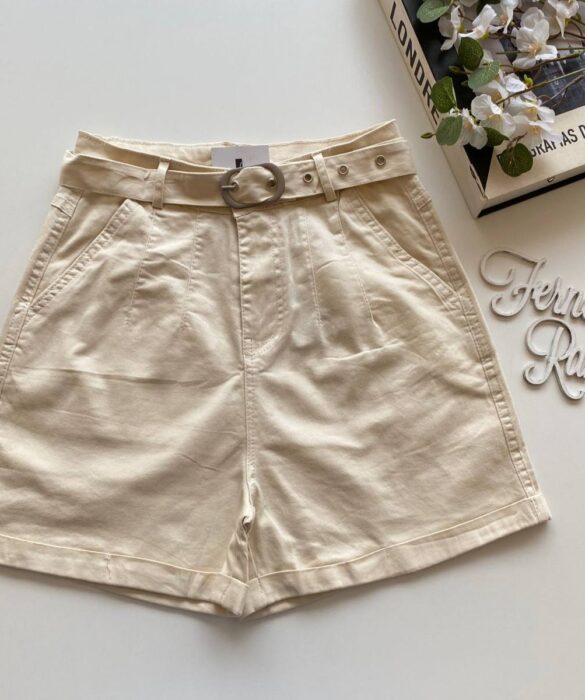 Short Feminino com Cinto e Detalhe em Pregas Bege - Fernanda Ramos Store