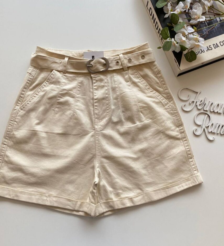 Short Feminino com Cinto e Detalhe em Pregas Bege - Fernanda Ramos Store