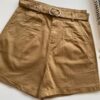 Short Feminino com Cinto e Detalhe em Pregas Caqui - Fernanda Ramos Store