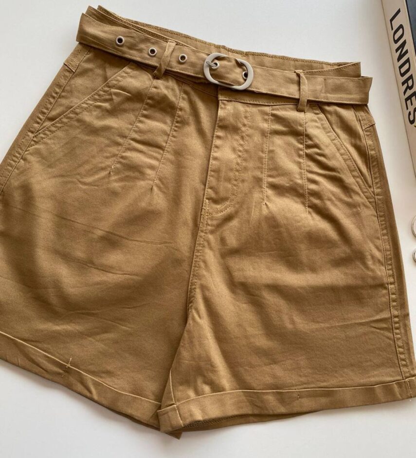 Short Feminino com Cinto e Detalhe em Pregas Caqui - Fernanda Ramos Store